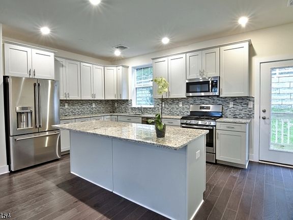 3rd image of 702 Parkview Ln