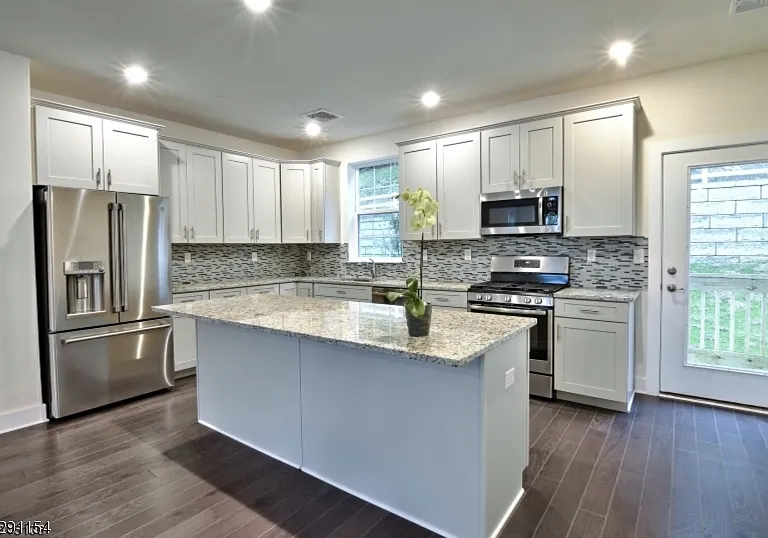 702 Parkview Ln — Photo 3