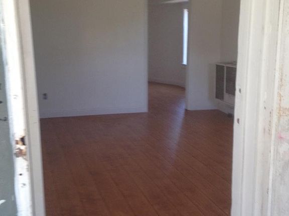 4th image of 323 W 42nd St