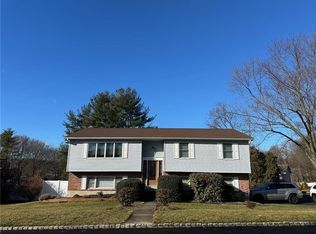 28 Chimney Ridge Dr, Nanuet, NY 10954