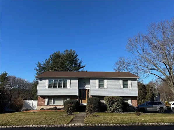 28 Chimney Ridge Drive, Nanuet, NY 10954