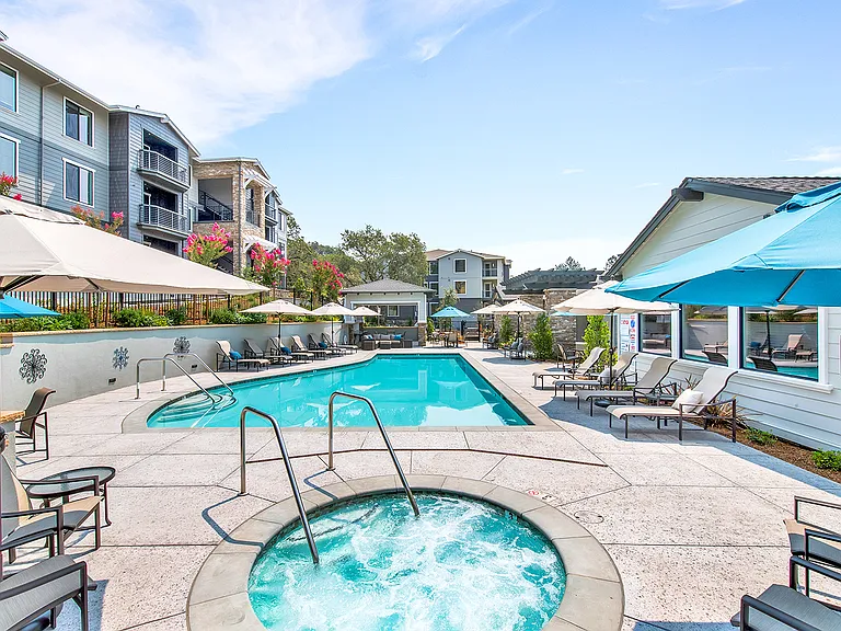 Canyon Oaks Luxury Apartments — Photo 9