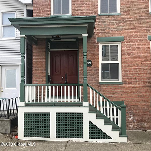 4th image of 213 ROBINSON Street