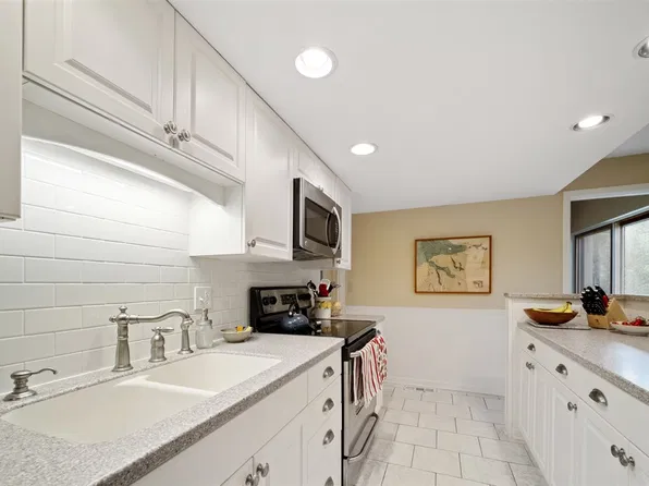 3400 Lakeside Dr S APT 21, Petoskey, MI 49770