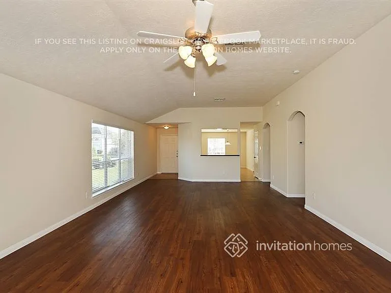 110 Rodeo Dr — Photo 2