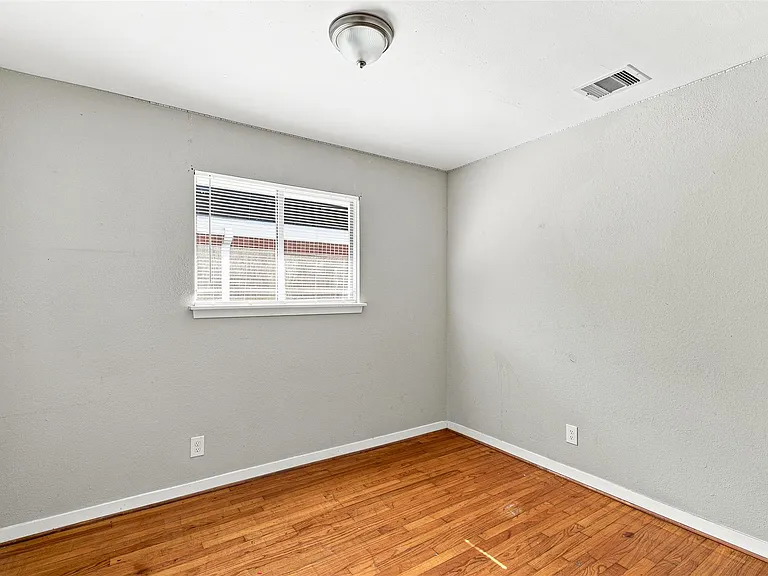 509 Avenue J — Photo 12