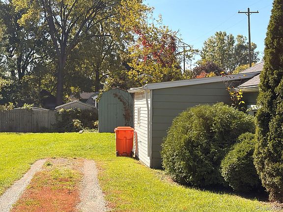 2nd image of 1523 W Stewart St
