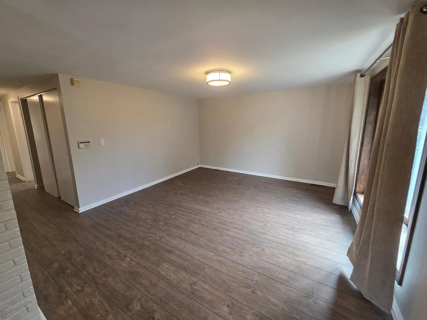 3 bed, 1.0 bath, 920 sqft, $1,300 — Photo 3