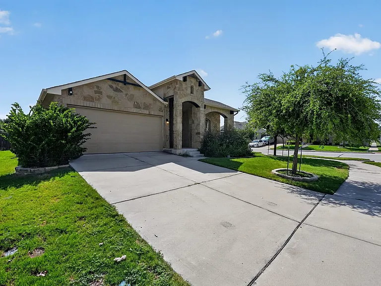 1919 Mexia Dr — Photo 2