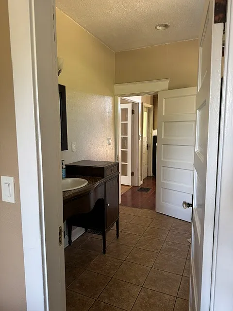4 bed, 2081 sqft, $3,400 — Photo 3