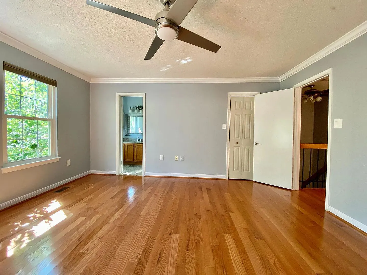Burke Center - Beautifully Updated 3 Level Townhouse With Garage — Photo 4