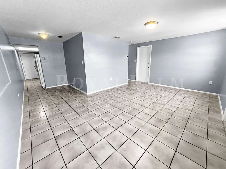 6617 Warwick Cir — Photo 1