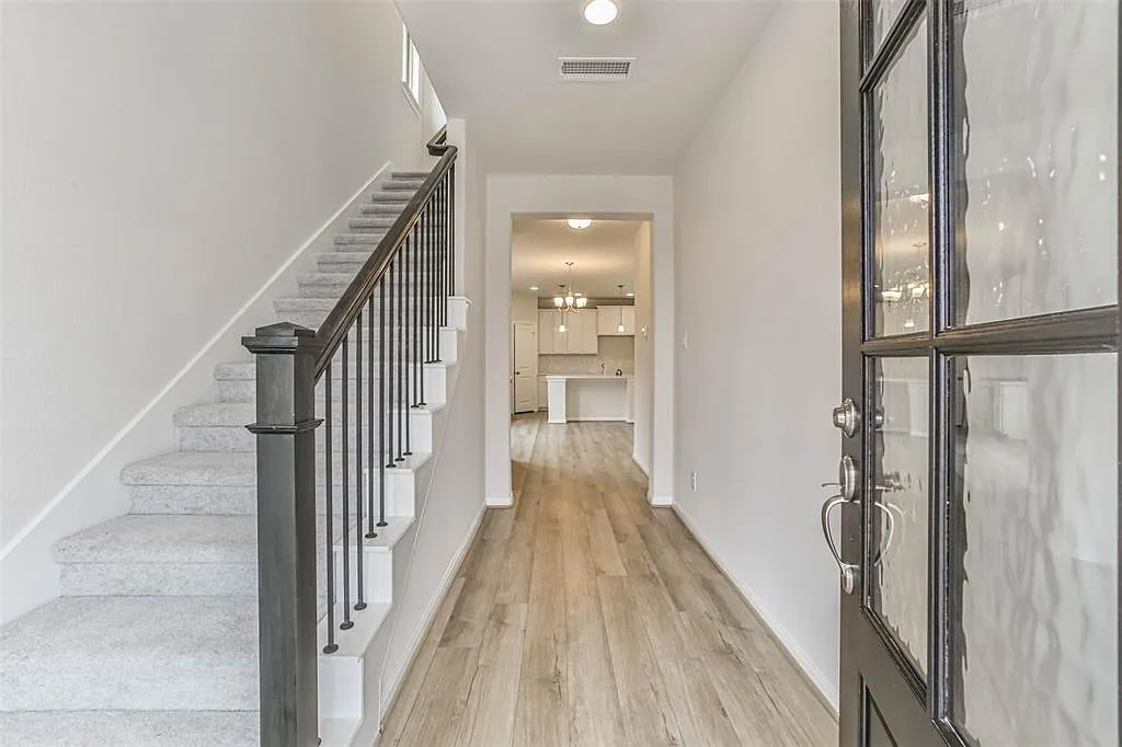 4 bed, 2.5 bath, 1861 sqft, $2,400 — Photo 3