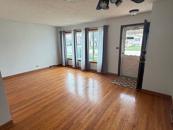 3rd image of 1547 N Wolf Rd