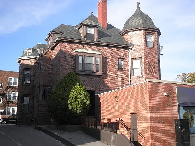 1st image of 228 Waterman St APT 3