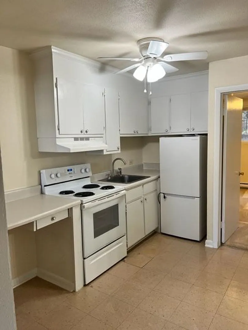AP7001 - Emerald Square - 2121 Angus Road — Photo 3