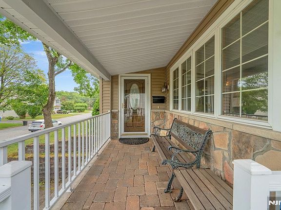 5th image of 42 Heatherhill Rd