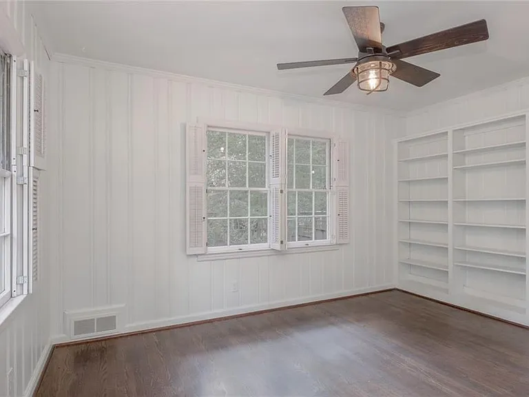 388 Lakemoore Dr NE — Photo 9