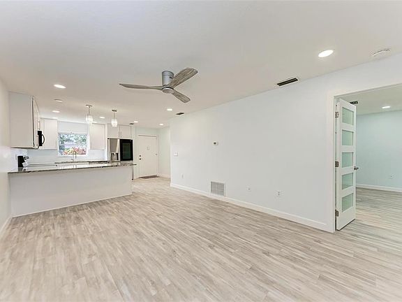 5th image of 390 301 BOULEVARD W #8C