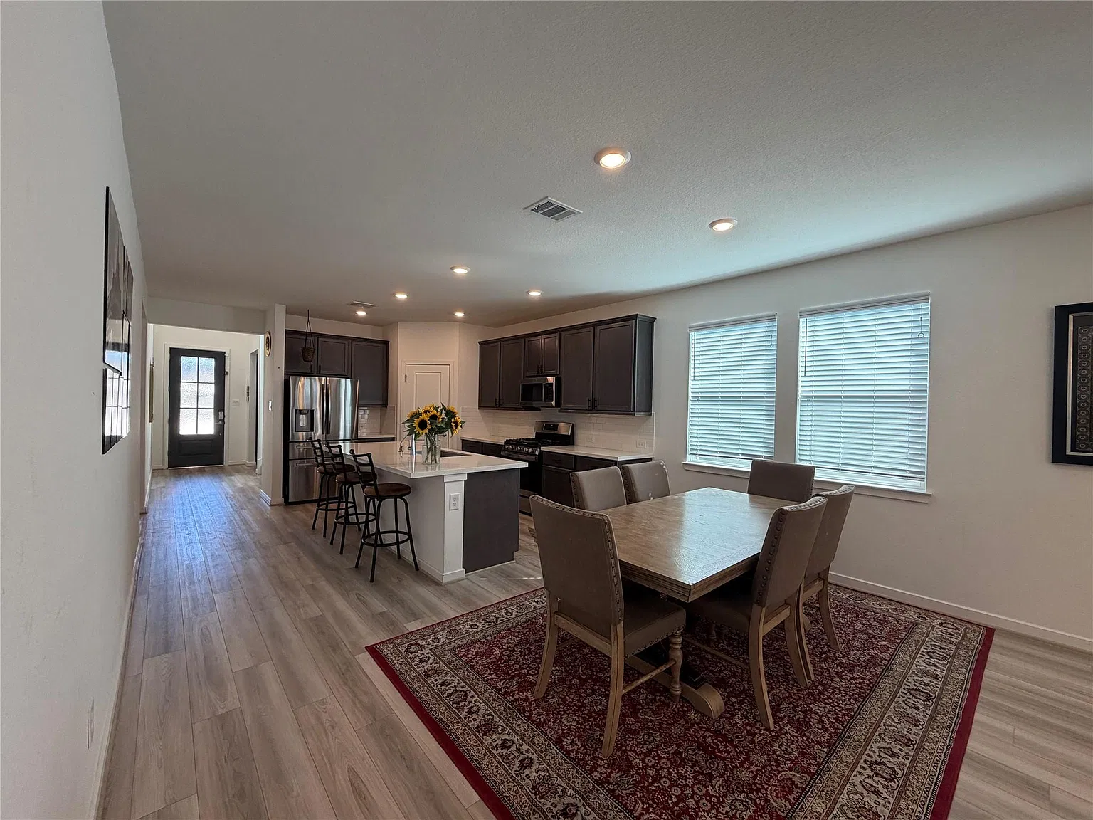 5 bed, 3.0 bath, 2809 sqft, $3,200 — Photo 3