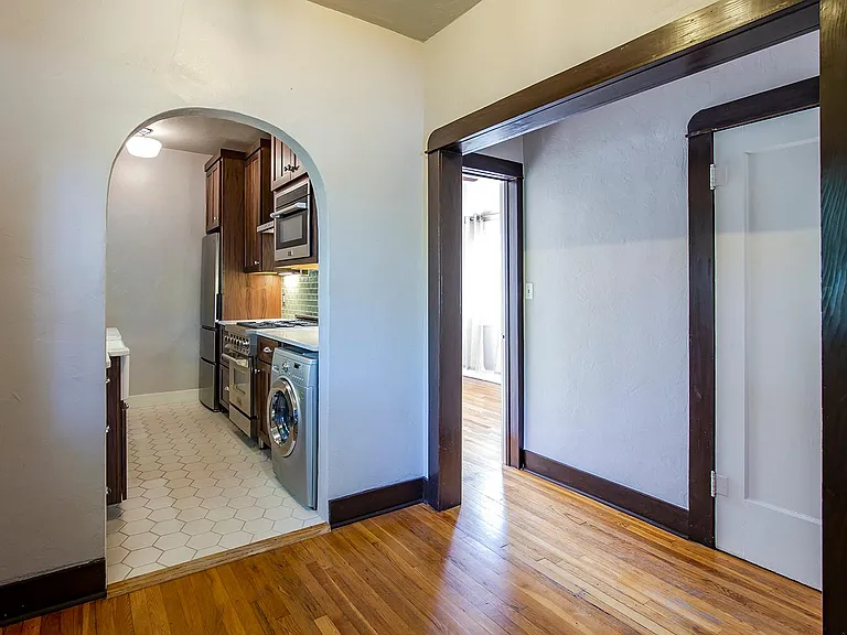 2210 E Helen St — Photo 5
