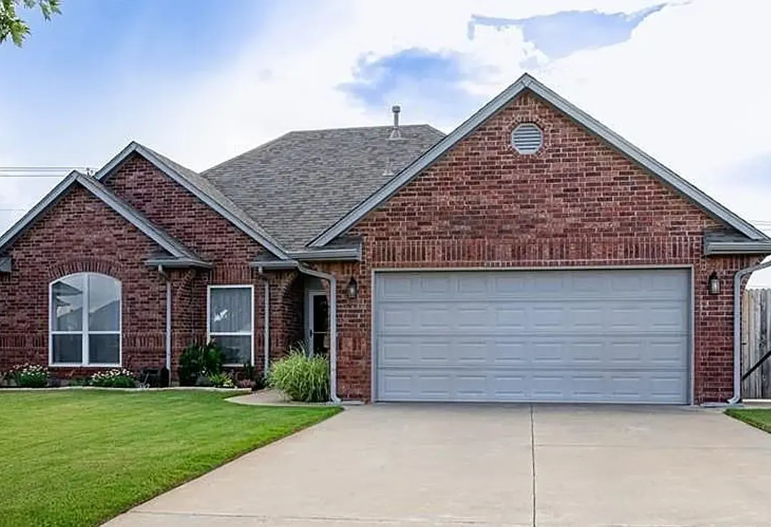 Beautiful 3-Bedroom Midwest City Home with Study, Community Pool & Cul-de-Sac Location — Photo 1