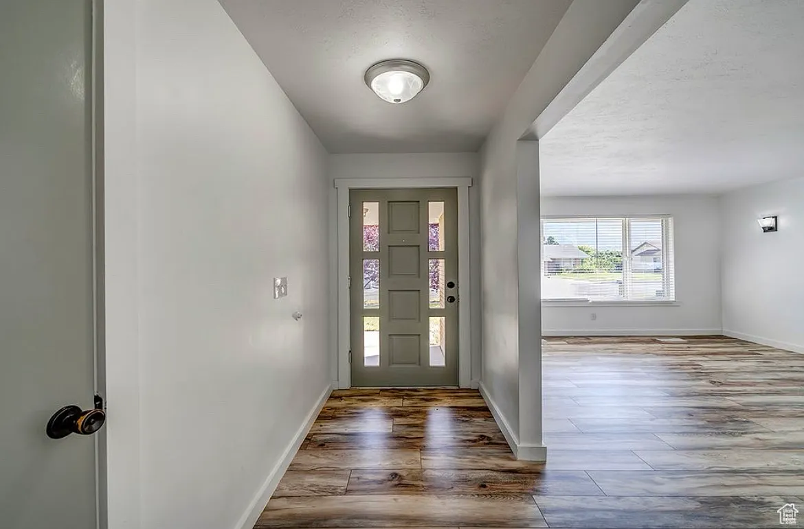 875 E Chambers St — Photo 3