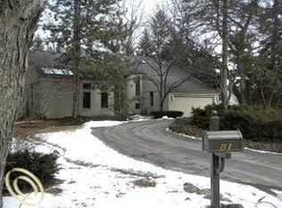81 Manor Rd, Bloomfield Hills, MI 48304