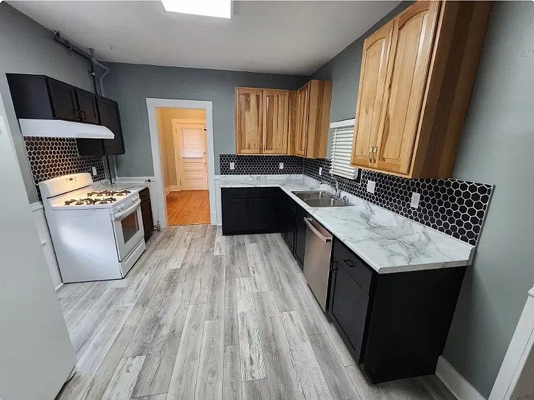 207 N 6th St #1 — Photo 5