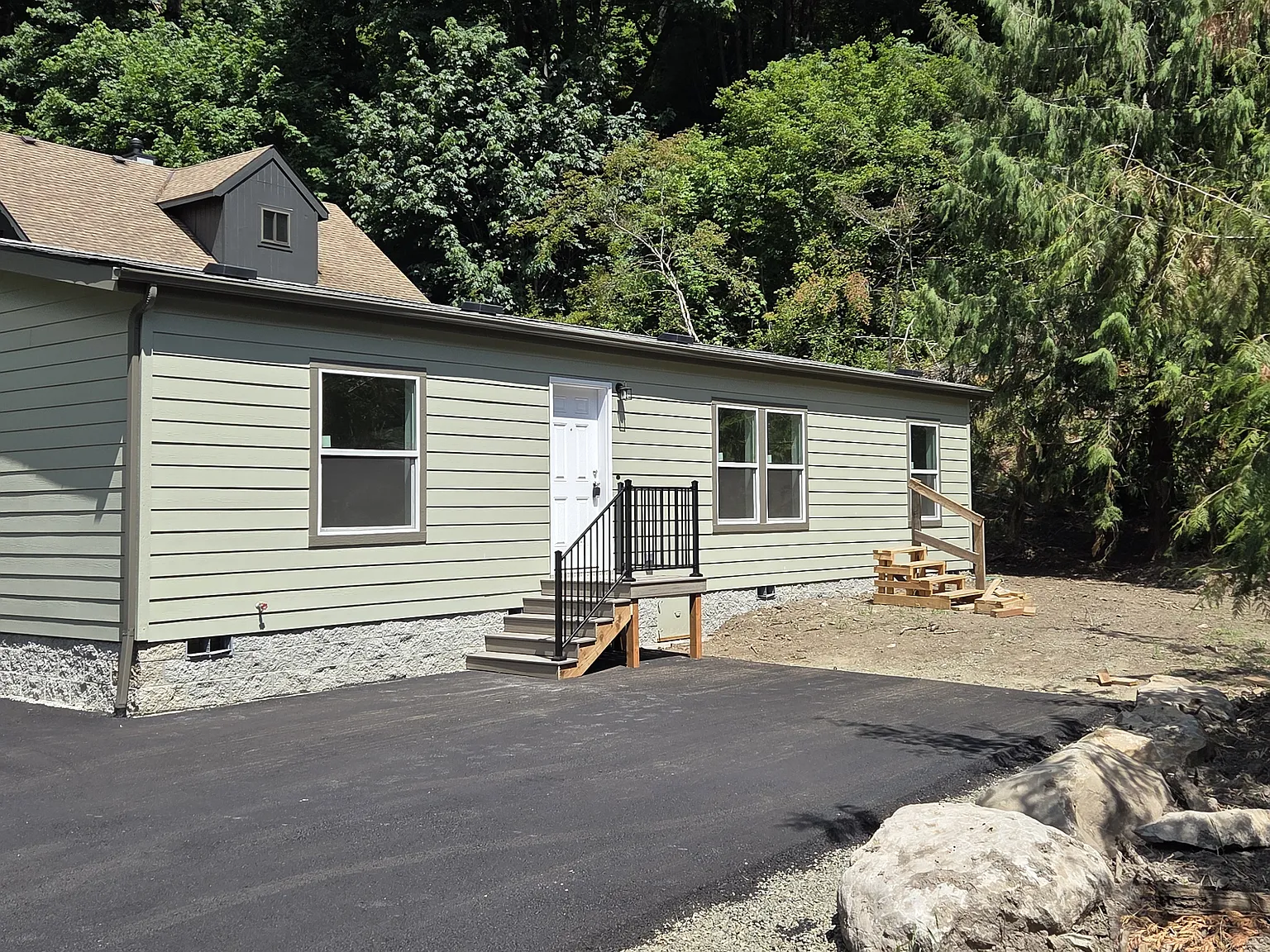 3 bed, 1280 sqft, $2,000 — Photo 1