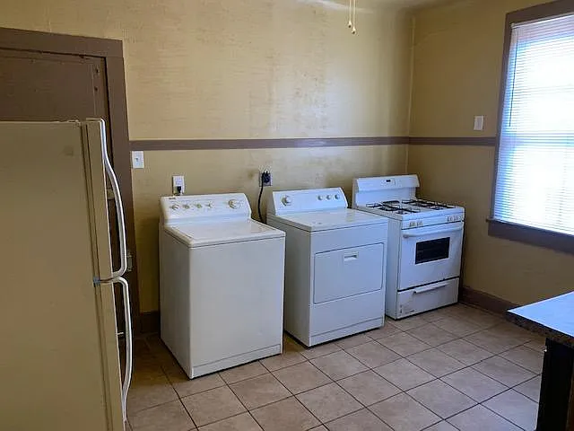 2236 Burgundy St — Photo 3
