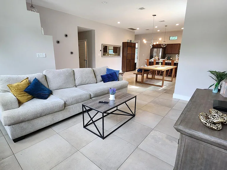 426 E Fest St — Photo 4