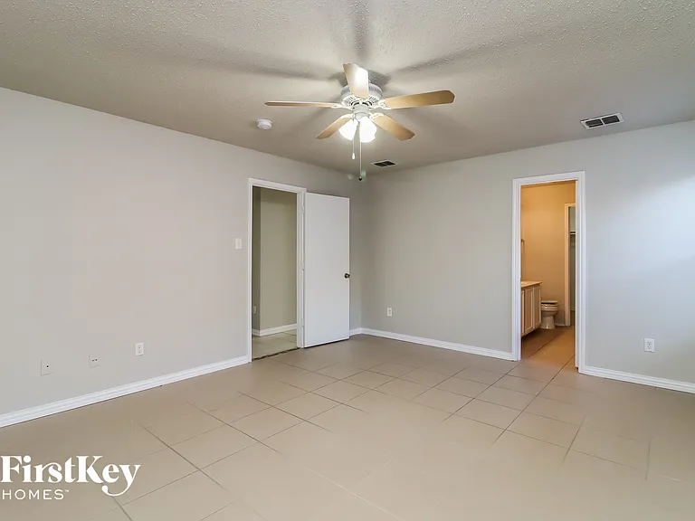 3913 Fox Run Dr — Photo 10