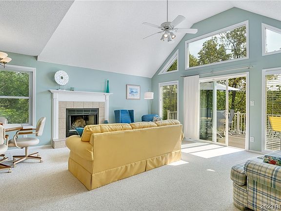 4th image of 1092 Pleasant Valley Dr