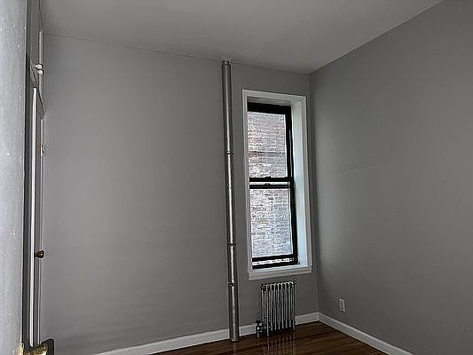 4th image of 411 E 114th St