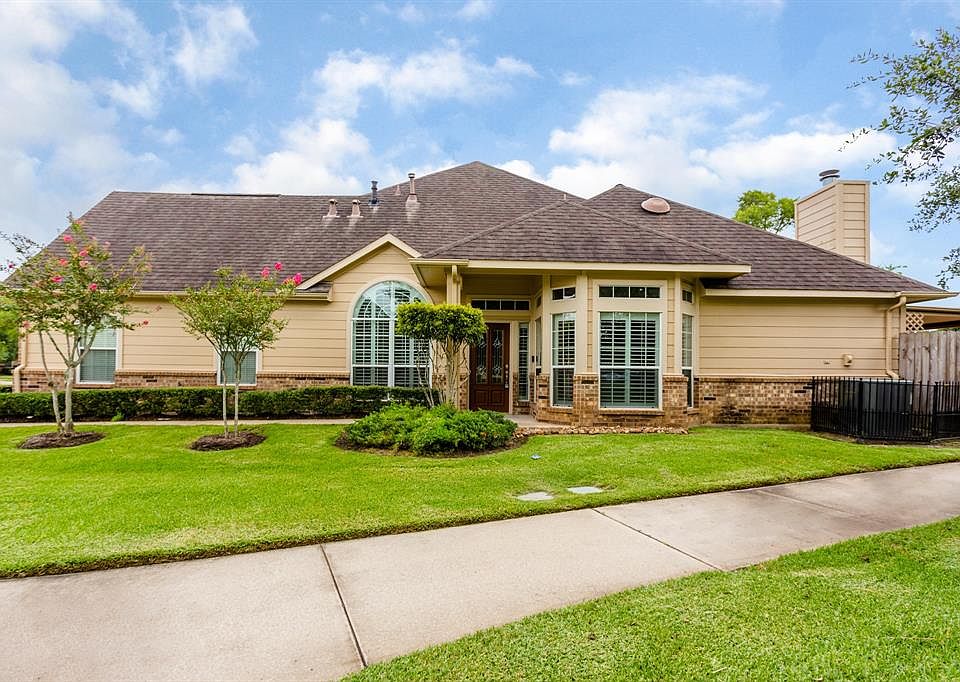 This great 3/2/2 townhome sits on a perfect lot that enjoys a pretty, small park and landscaping as part of its front yard. Front yard maintenance is included with the HOA dues.