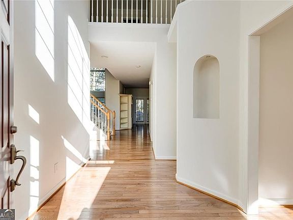 5th image of 935 Lancaster Way