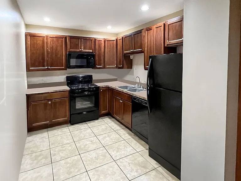 81 Fall St — Photo 1