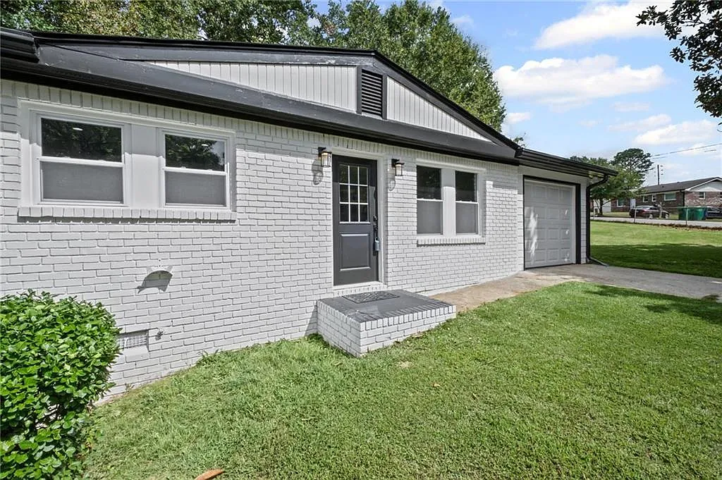 3 bed, 2.0 bath, 1080 sqft, $1,750 — Photo 3