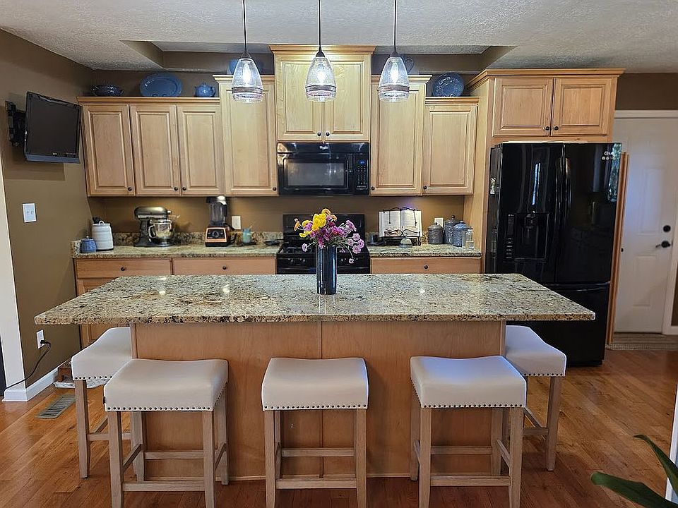 1st image of 10 Greenview Dr