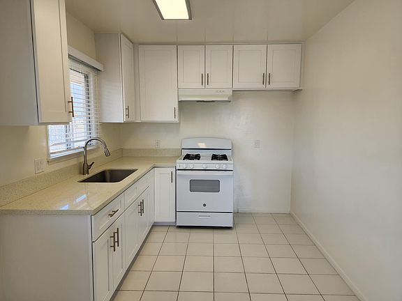 2nd image of 1917 Vanderbilt Ln APT 4