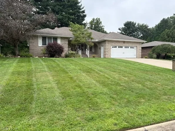 3986 April Dr, Uniontown, OH 44685