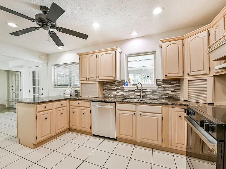 807 Stadium Cir — Photo 10