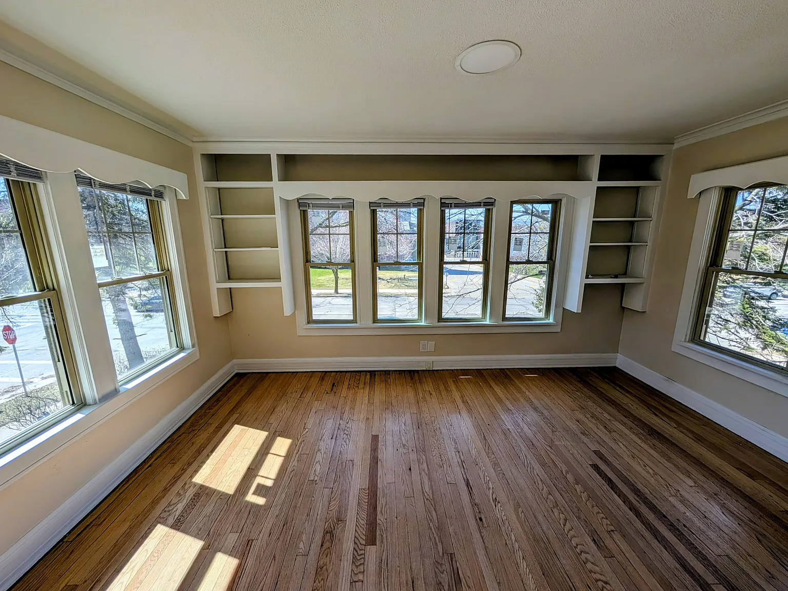3 bed, 1300 sqft, $2,200 — Photo 3