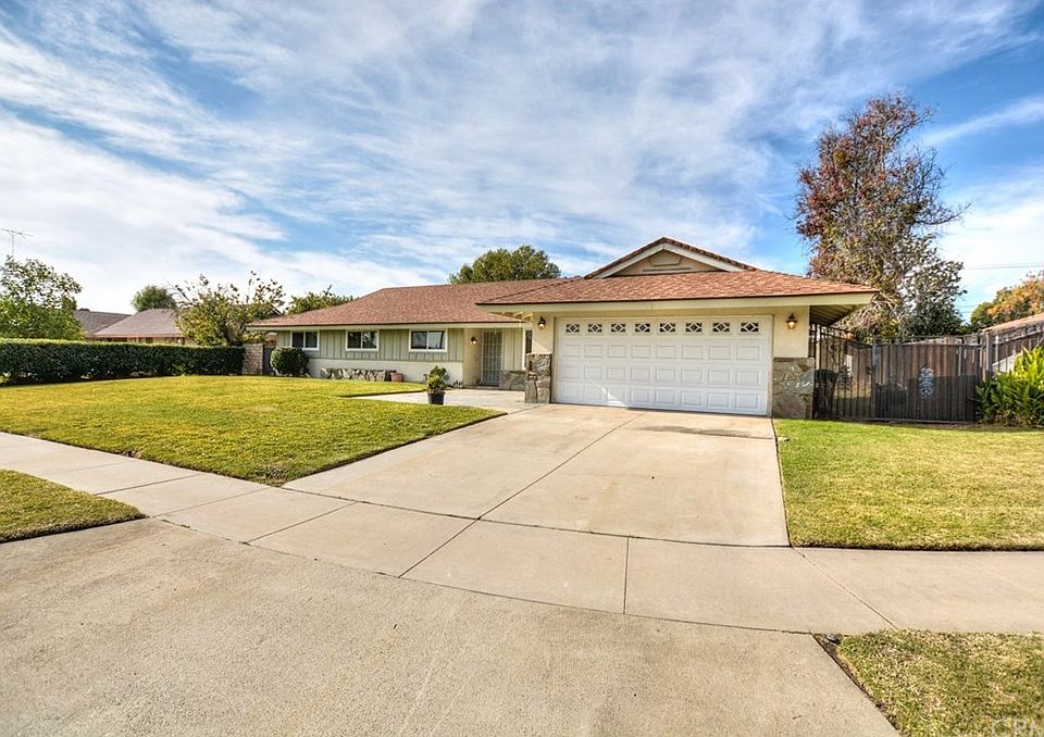2nd image of 1570 N Encina Ave