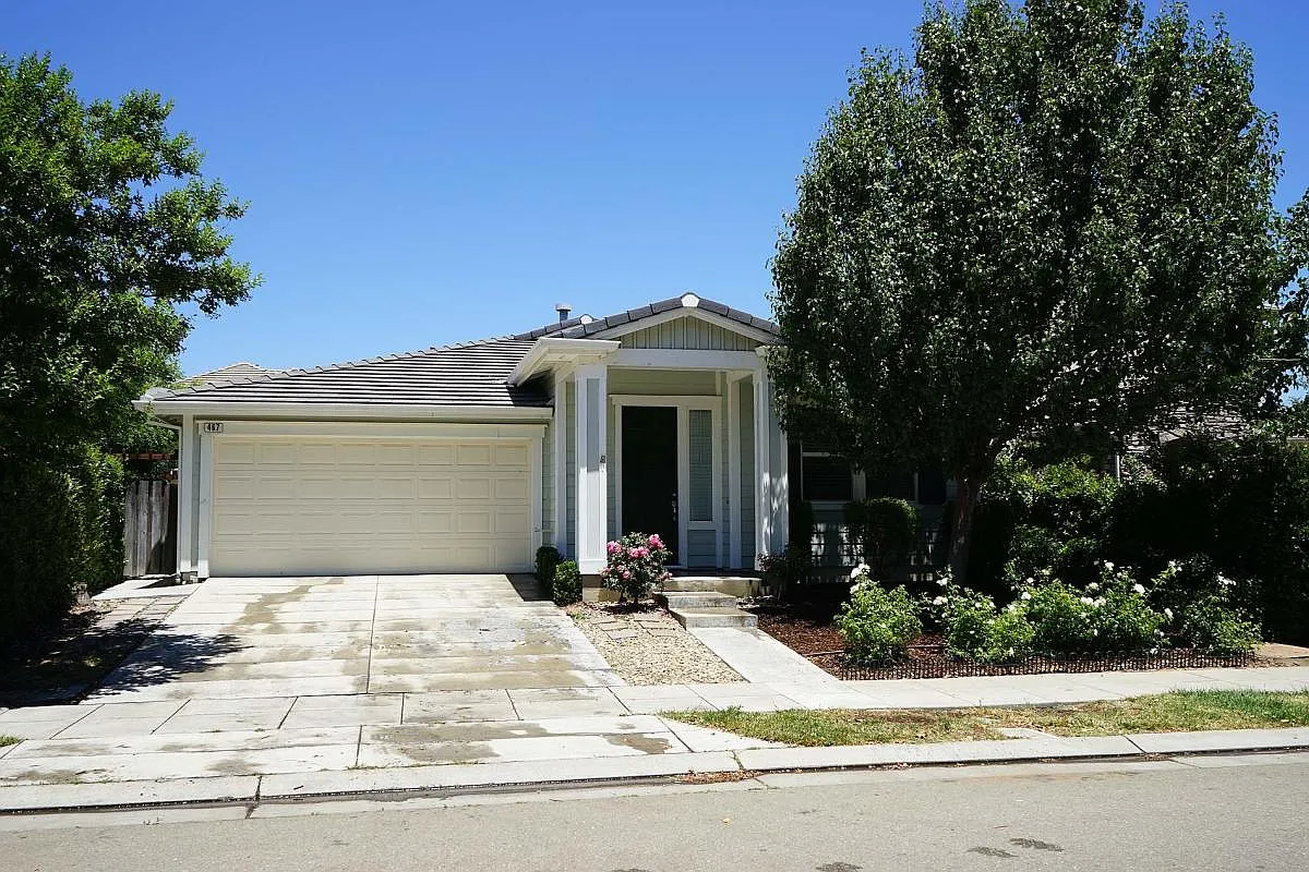 467 E Legacy Dr photo 1