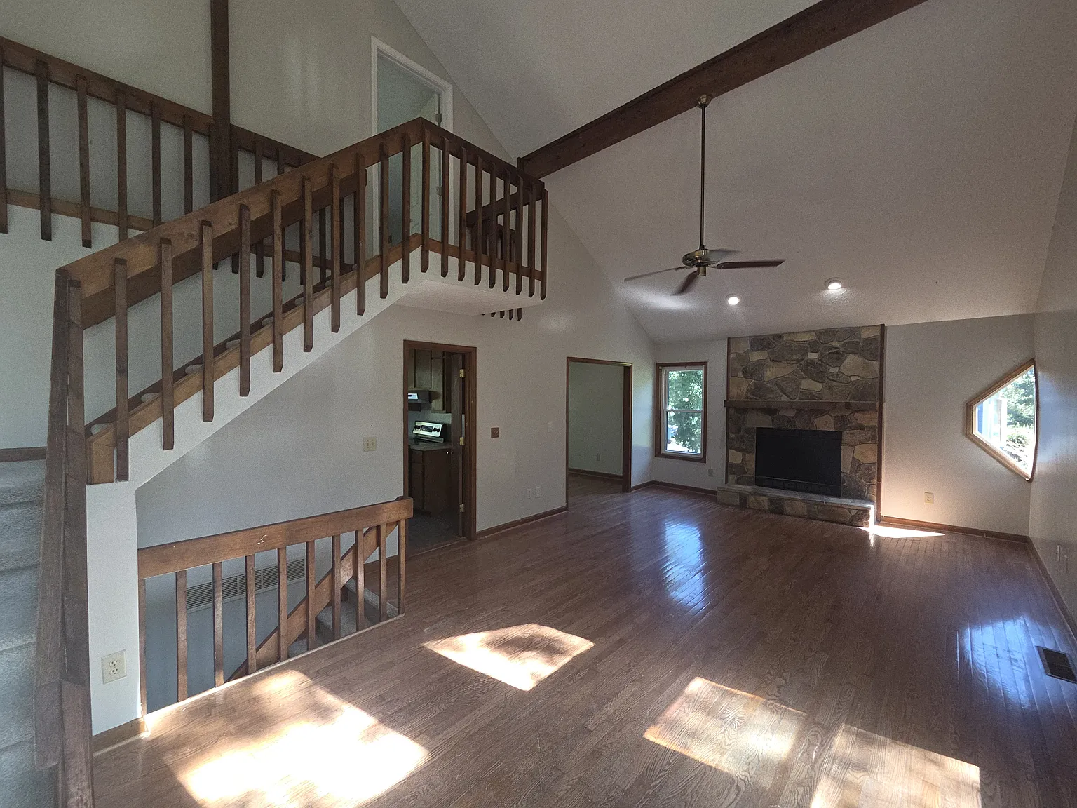 6 bed, 2429 sqft, $2,490 — Photo 2