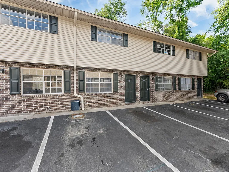 Country Club Apartments — Photo 11