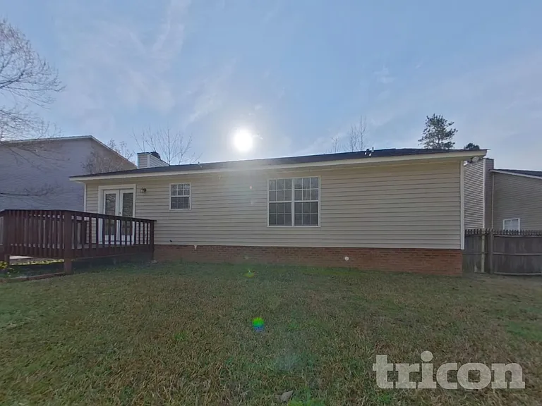 425 Northshore Ct — Photo 17