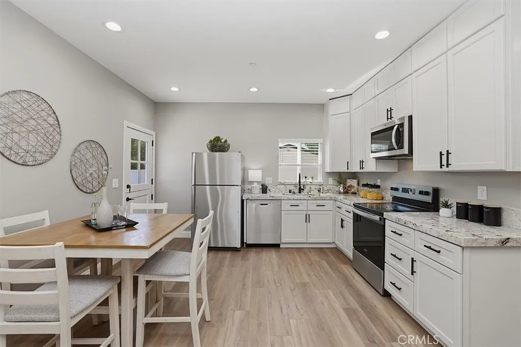 2 bed, 745 sqft, $3,000 — Photo 4